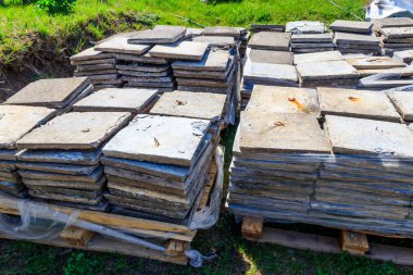 İnşaat alanında kaldırım döşemeleri yığını