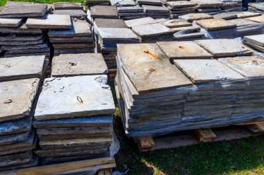 İnşaat alanında kaldırım döşemeleri yığını