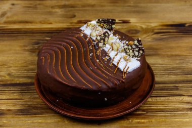 Tahta bir masada lezzetli çikolatalı pasta.