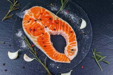 Siyah tahtada baharatlı çiğ somon bifteği. Üst görünüm