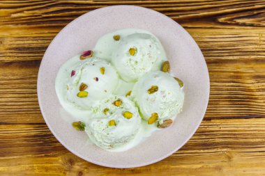 Ahşap masada fıstıklı dondurma. Üst görünüm