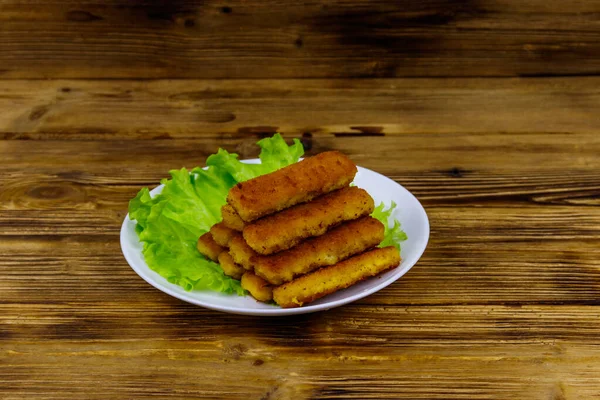 Dedos Pescado Frito Plato Con Lechuga Sobre Mesa Madera —  Fotos de Stock