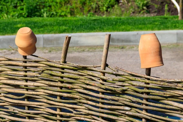 Jarras Arcilla Una Cerca Mimbre Madera Decoración Rural Tradicional Ucraniana —  Fotos de Stock