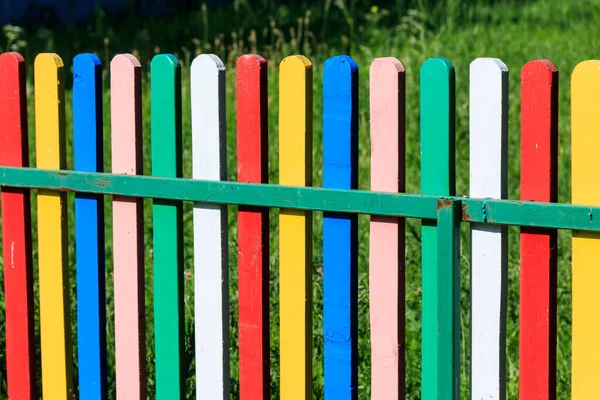 Primo Piano Della Recinzione Legno Dipinto Multicolore — Foto Stock