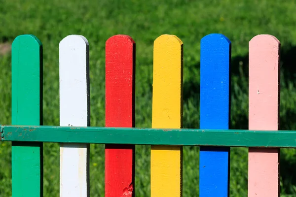 Primo Piano Della Recinzione Legno Dipinto Multicolore — Foto Stock