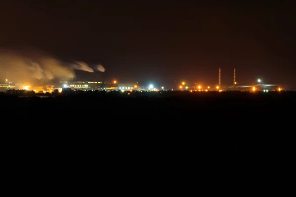 Widok Nocy Przemysłowej Dzielnicy Miasta Rury Dymne Fabryki — Zdjęcie stockowe