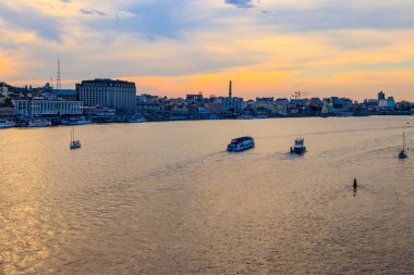 Günbatımında Kiev, Ukrayna 'da yelkenli gemilerle Dinyeper Nehri manzarası