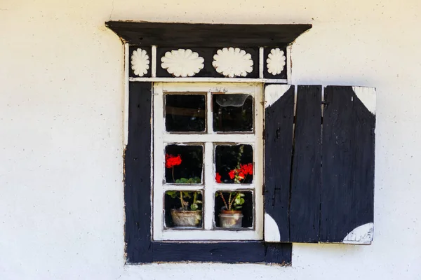 古老的木制窗户 在古老的传统的乌克兰粘土房子里有百叶窗 — 图库照片