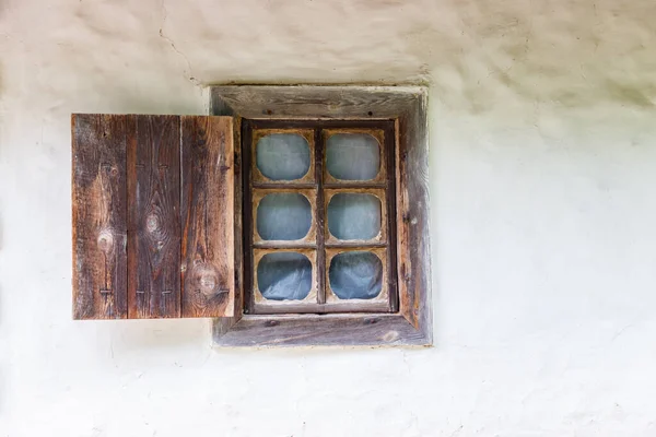 古老的木制窗户 在古老的传统的乌克兰粘土房子里有百叶窗 — 图库照片