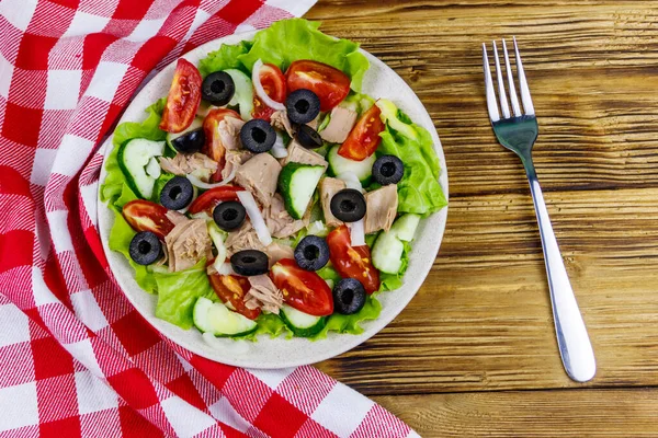 Leckerer Thunfischsalat Mit Salat Schwarzen Oliven Und Frischem Gemüse Auf — Stockfoto