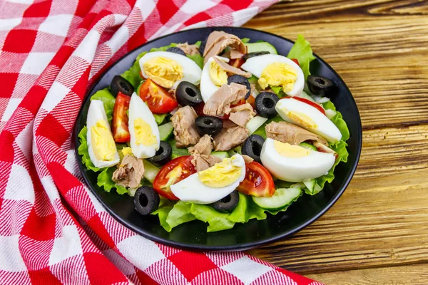 Leckerer Thunfischsalat Mit Salat Schwarzen Oliven Eiern Und Frischem Gemüse — Stockfoto