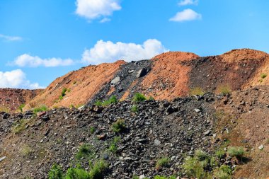 Demir cevheri yığınlarının manzarası. Madencilik endüstrisi