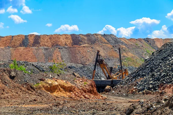 Big Excavator Working Iron Ore Quarry Mining Industry — Stock Photo, Image