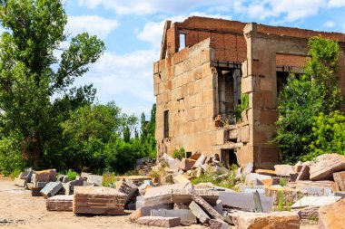 Eski terk edilmiş fabrikanın kalıntıları.