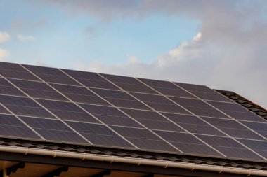 Bir evin çatısındaki güneş panelleri. Yenilikçi alternatif enerji için fotovoltaik modüller