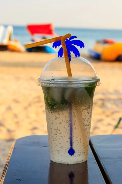 Verse Mojito Cocktail Een Tafel Een Achtergrond Van Tropische Strand — Stockfoto