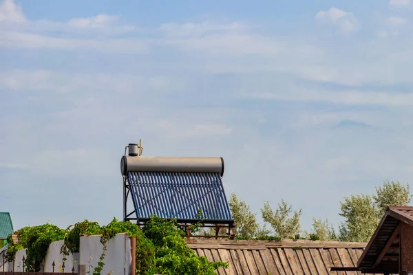 住宅屋顶上的太阳能热水器 住房可再生能源 — 图库照片