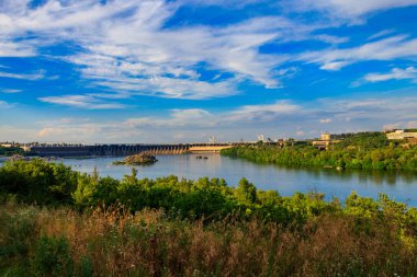 Zaporizhia, Ukrayna 'daki Dinyeper nehri üzerindeki Dinyeper Hidroelektrik İstasyonu.