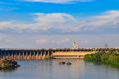 Zaporizhia, Ukrayna 'daki Dinyeper nehri üzerindeki Dinyeper Hidroelektrik İstasyonu.