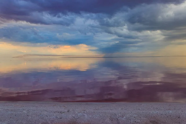 Dunkle Gewitterwolken Über Einem Salzsee Vor Einem Regen — Stockfoto