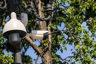 Güvenlik kamerası, dükkan, ev, otel veya ofislerle ilgili güvenlik videolarını kaydetmek için kullanılan bir aygıttır.