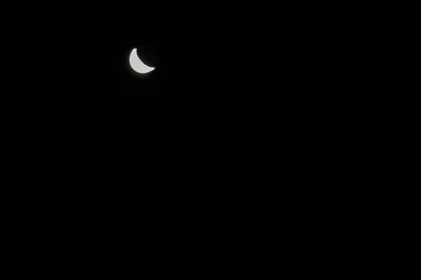 新月在漆黑的夜空中 — 图库照片