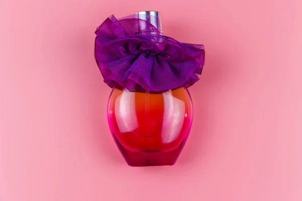 Butelka Perfum Różowym Tle Widok Góry — Zdjęcie stockowe