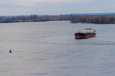 Kargo gemisi Dinyeper nehrinde yol alıyor.