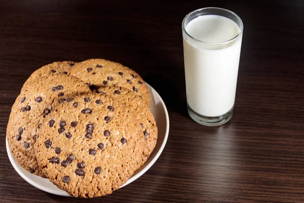 Chocolate Chip Cookies Glass Milk Wooden Table — Stock Photo, Image