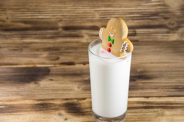 Pepparkaksgubbe Glas Mjölk Mörkt Träbord Julkoncept — Stockfoto