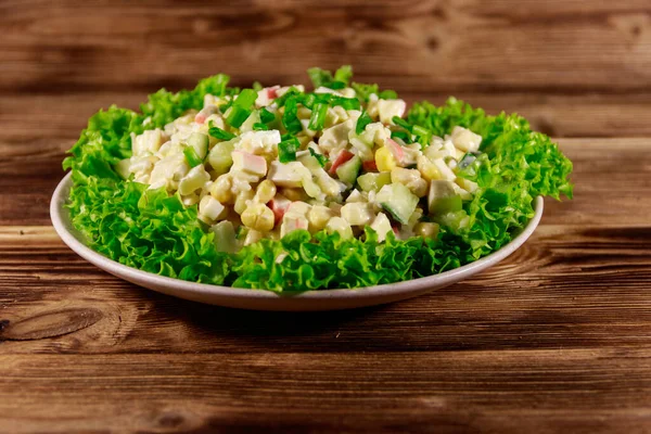 Salad Dengan Stik Kepiting Jagung Manis Mentimun Telur Nasi Dan — Stok Foto