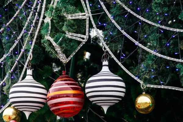 Όμορφα Χριστουγεννιάτικα Στολίδια Κρέμονται Στο Δέντρο — Φωτογραφία Αρχείου