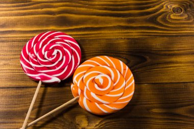 Kırsal ahşap arka planda tatlı lolipoplar. Üst görünüm