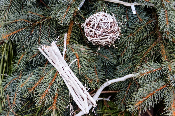 Prachtige Kerstversieringen Hangend Aan Kerstboom — Stockfoto