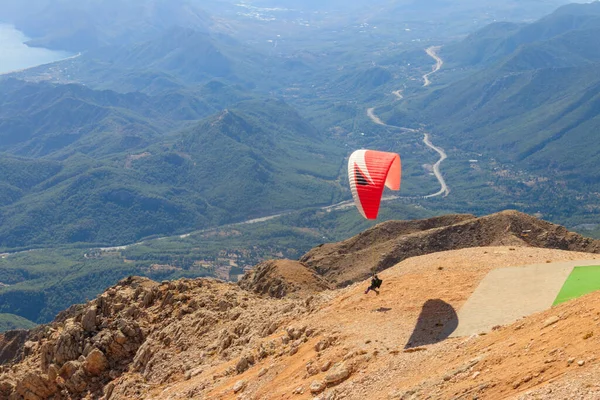 Gleitschirmflieger Fliegen Von Einem Gipfel Des Tahtali Berges Der Nähe — Stockfoto