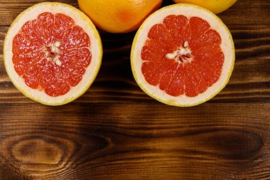 Tahta masada olgun taze greyfurtlar. Üst görünüm, alanı kopyala