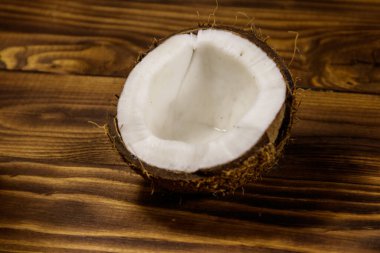 Kırsal ahşap masada taze hindistan cevizi.