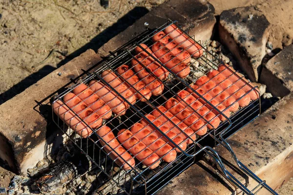 Kolbász Grillsütőben Grill Főzés Tábortűzben — Stock Fotó