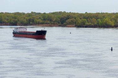 Kargo gemisi Dinyeper nehrinde yol alıyor.
