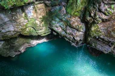 Georgia 'daki Martvili Kanyonu. Dağ nehri manzaralı güzel doğal kanyon Abasha