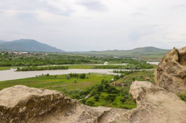 Antik mağara şehri Uplistsikhe, Georgia 'dan Kura Nehri ve Kafkas Dağları manzarası