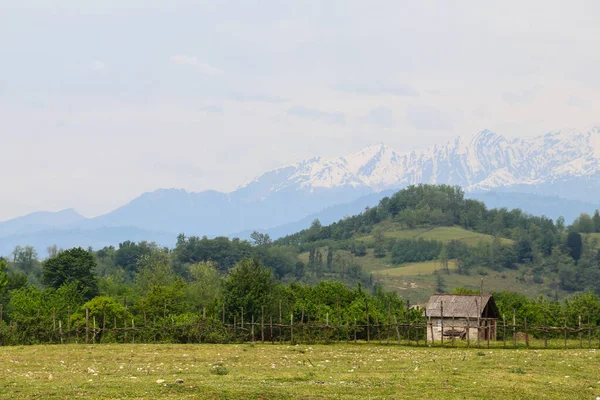 Kafkas Dağlarındaki Köyde Eski Ahşap Bir Ahır — Stok fotoğraf