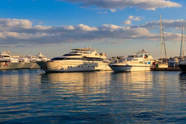 Białe Jachty Porcie Morskim Hurghada Egipt Port Łodzi Turystycznych Morzu — Zdjęcie stockowe