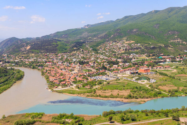 Вид с воздуха на старый город Мцхета и слияние рек Кура и Арагви в Грузии