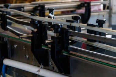 Cam şişelerin taşınması için taşıyıcı. Alkollü içeceklerin üretimi ve şişelenmesi