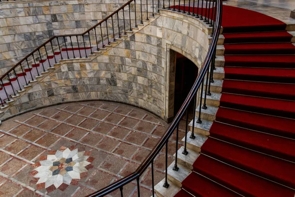 Treppe Mit Rotem Teppich Einer Lobby — Stockfoto