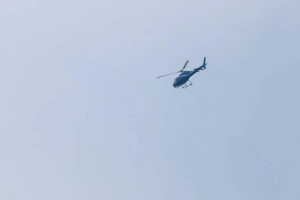 Helikopter Vliegt Blauwe Lucht — Stockfoto