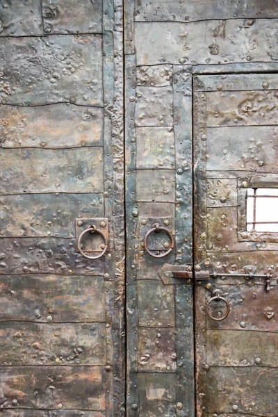 Detailní Záběr Kovových Masivních Dveří Starobylé Pevnosti Gonio Georgia — Stock fotografie