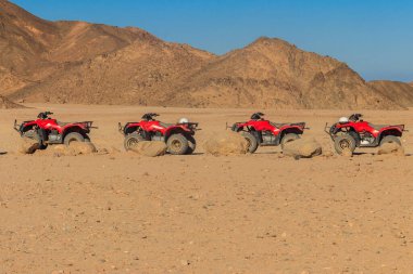 Mısır 'daki Arap çölünde safari gezileri için ATV motorsikletleri.