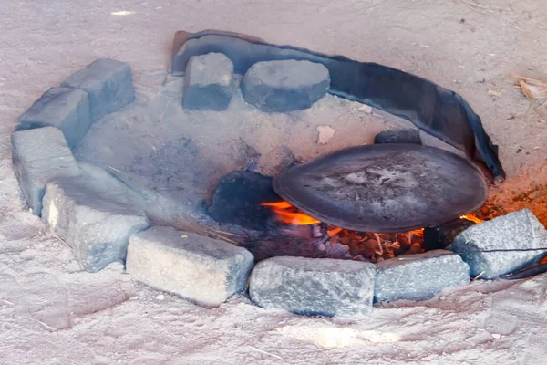Traditional Metal Plate Making Arabic Pita Bread Cooking Fire Bedouin — Stock Photo, Image